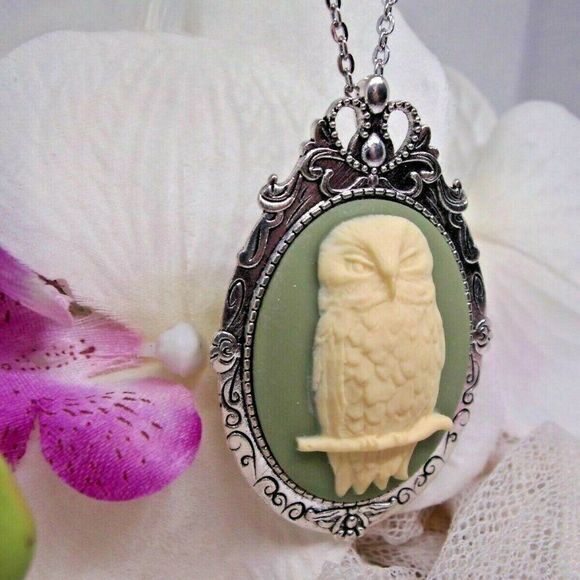 Cameo green Irish Celtic festival Rockabilly Goth Owl Cameo Silver Necklace Pin - Picture 3 of 5